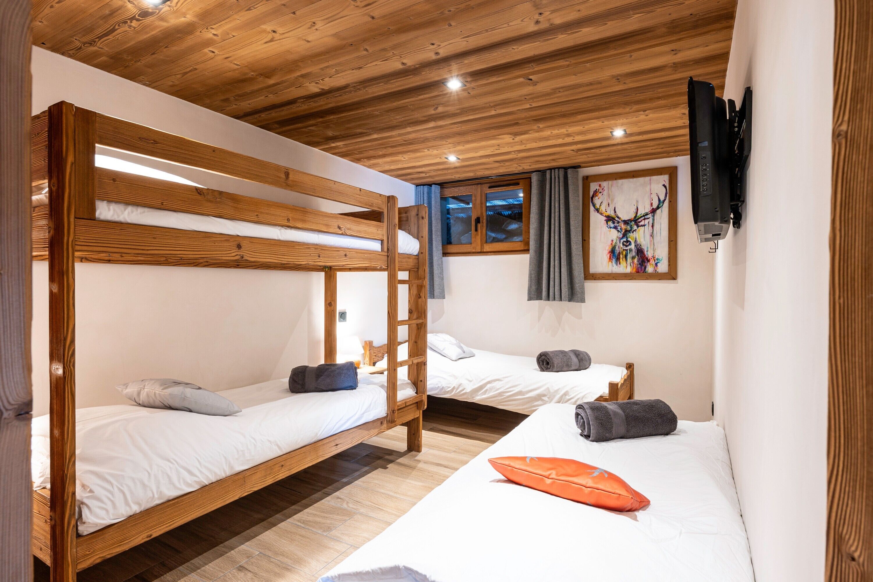 3 bedrooms, iron/ironing board, bed sheets