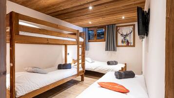 3 bedrooms, iron/ironing board, bed sheets