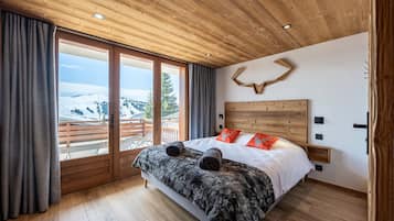 3 dormitorios, tabla de planchar con plancha, ropa de cama