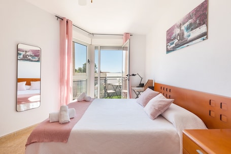 1 室のベッドルーム、アイロン / アイロン台、WiFi (無料)、ベッドシーツ. Apartment 'Vivienda Maiva' with Private Terrace, Wi-Fi and Air Conditioning