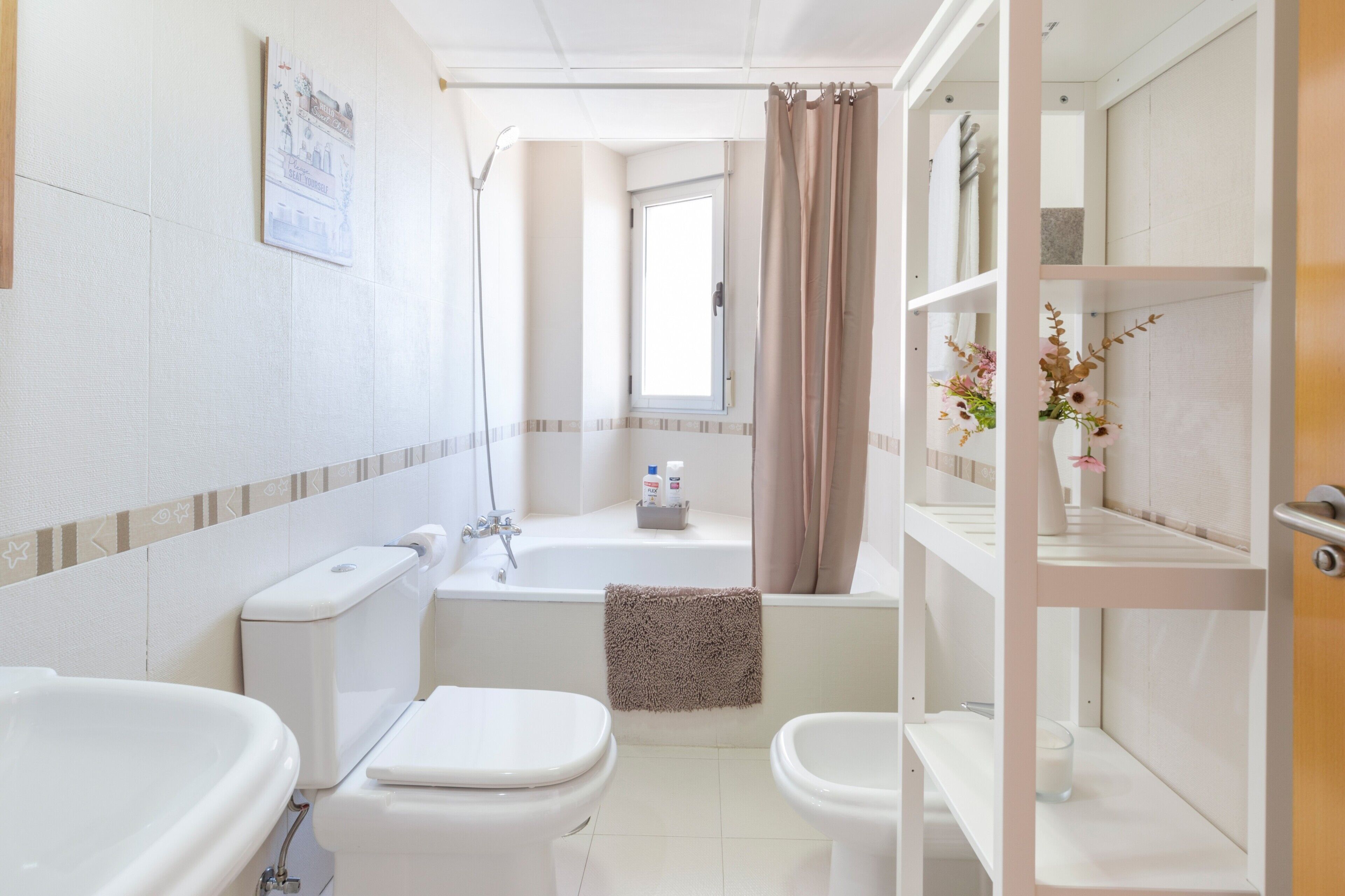 Een douche, een haardroger, handdoeken