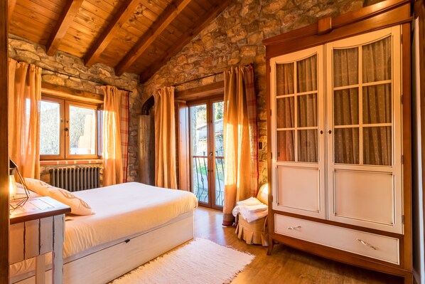 5 bedrooms, iron/ironing board, free WiFi, bed sheets