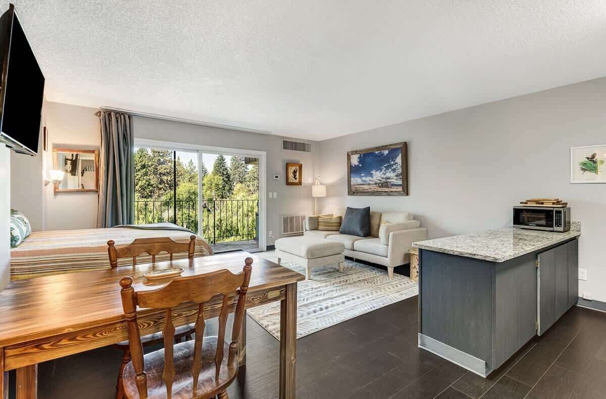 TV, fireplace, offices