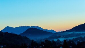 A mountainous landscape with a valley and houses at the base. - Studio Apartment 'Hyper-Centre Villa Isabelle' with Mountain View and Wi-Fi (Allevard)