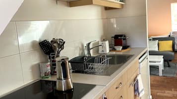 Een koelkast, een magnetron, een kookplaat, een vaatwasser