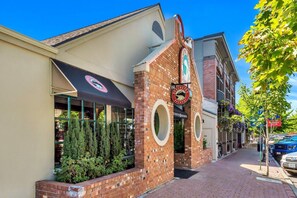 Exterior - "Creative Licenses" - Riverfront Luxury In Downtown Bend. Pool and Hot Tub. (Bend)