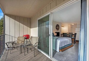 Outdoor dining - Riverfront Luxury In Downtown Bend. Pool/Hot Tub. (Bend)