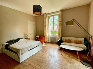 4 makuuhuonetta, silitysrauta/-lauta, ilmainen Wi-Fi, vuodevaatteet