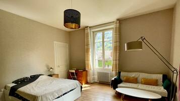 4 bedrooms, iron/ironing board, free WiFi, bed sheets
