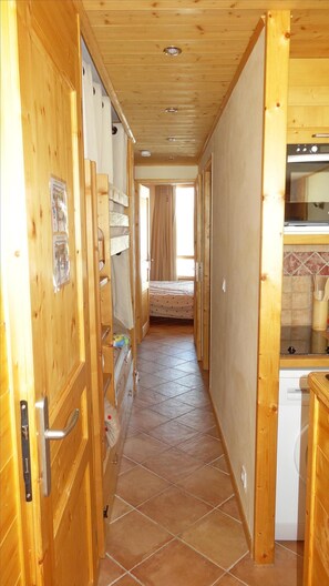 1 habitación, tabla de planchar con plancha, wifi gratis y ropa de cama 