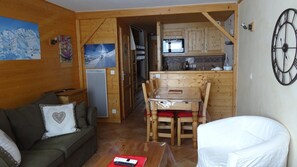 Televisión, reproductor de DVD, estéreo