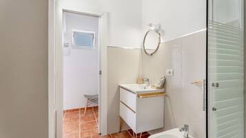 Ducha, secador de pelo y toallas