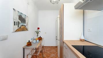 Frigorífico, microondas, horno y placa de cocina