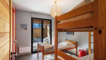 6 bedrooms, iron/ironing board, free WiFi