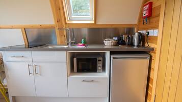 Kühlschrank, Mikrowelle, Herdplatte, Toaster