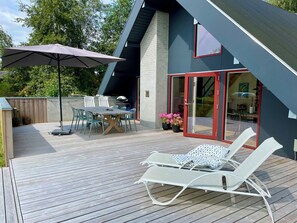 Outdoor dining - Cozy original holiday home - close to the beach (Væggerløse)