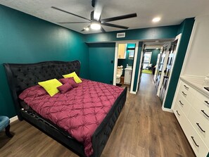 1 habitación, escritorio, tabla de planchar con plancha y wifi 