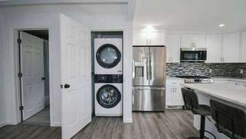 Een koelkast, een microgolfoven, een oven, een kookplaat