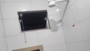 Dusj, håndklær, såpe og toalettpapir