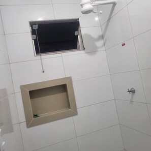 Shower, towels, soap, toilet paper - NOITE HOTEL SUL AEROPORTO (Palmas)