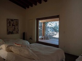 5 bedrooms, free WiFi, bed sheets