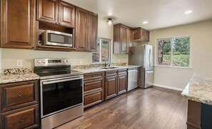 Een koelkast, een magnetron, een oven, een kookplaat