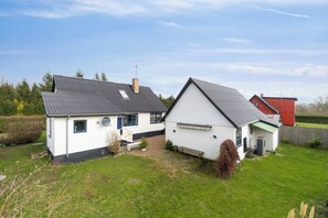 Exterior - Modern house with space for relaxation (Aakirkeby)