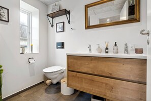 Bathroom - Modern house with space for relaxation (Aakirkeby)