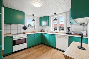 Fridge, microwave, oven, stovetop - Modern house with space for relaxation (Aakirkeby)
