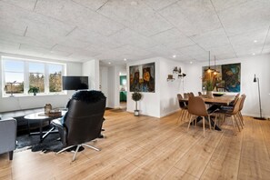 Dining - Modern house with space for relaxation (Aakirkeby)