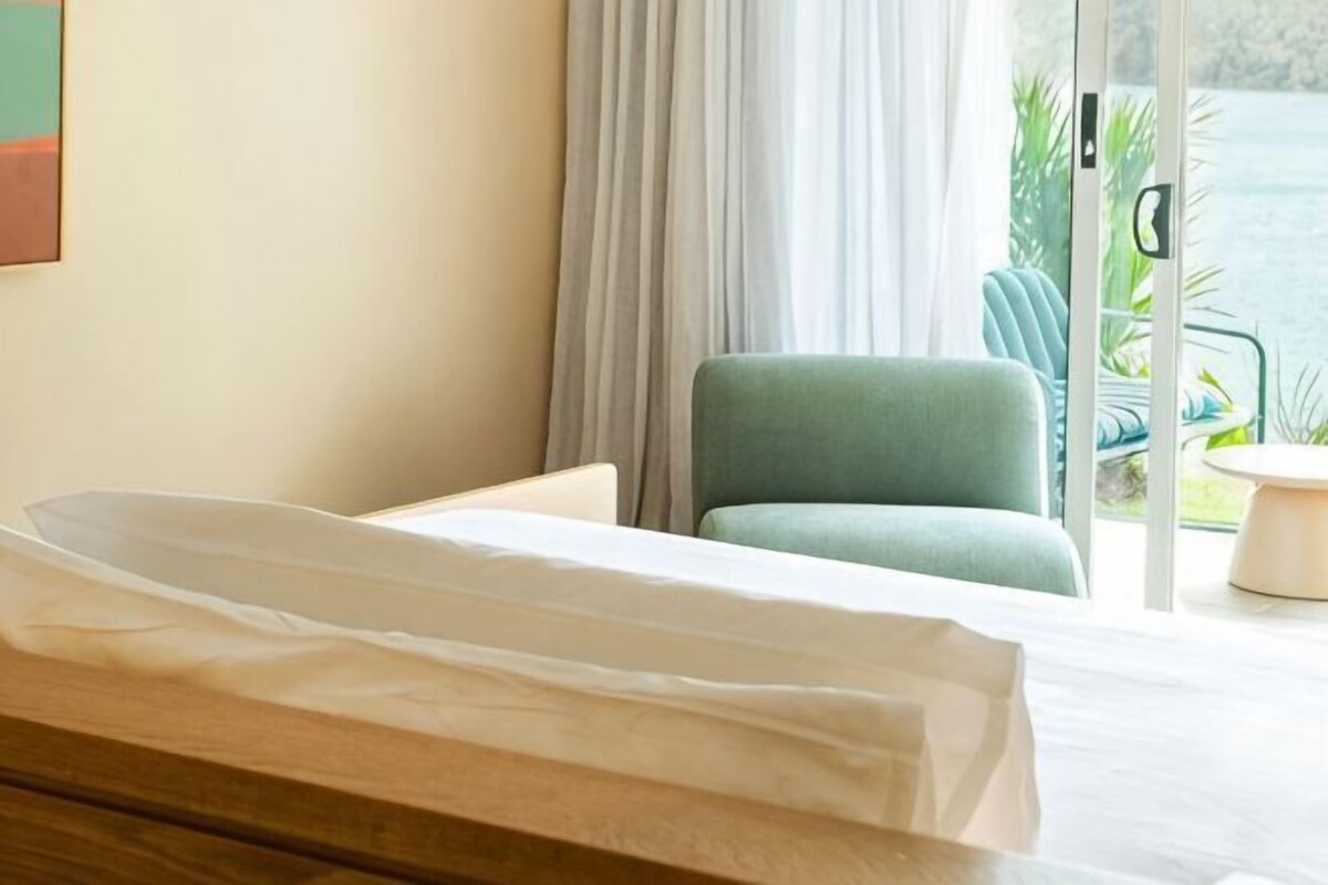 Minibar, cribs (free), WiFi (free), bed sheets