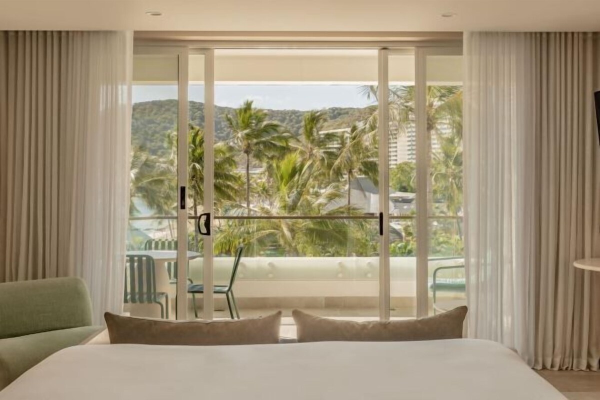 Minibar, cribs (free), WiFi (free), bed sheets
