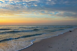 Sun loungers, beach towels - NEW! Luxe Home w/ 3 Kings, Pool & Spa, Bikes, BBQ (Naples)