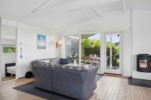 Fireplace, stereo - Lovely summerhouse by Skaastrup Strand w sea view (Bogense)