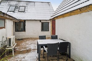 Outdoor dining - Cosy house near forest (Rønne)