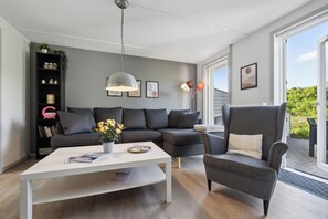Tv, dvd-afspiller, bordtennisbord, stereoanlæg