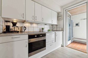 ثلاجة، فرن، موقد طهي مسطح، غسالة أطباق