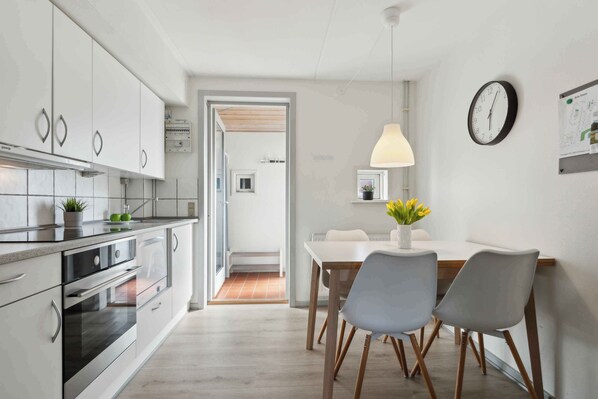 ثلاجة، فرن، موقد طهي مسطح، غسالة أطباق