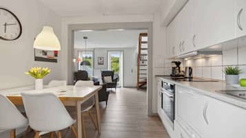 Een koelkast, een oven, een kookplaat, een vaatwasser