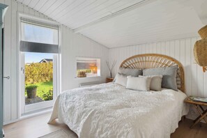 4 bedrooms, iron/ironing board, free WiFi