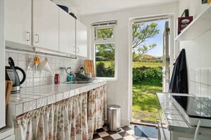 Een koelkast, een oven, een kookplaat, een koffiezetapparaat/waterkoker