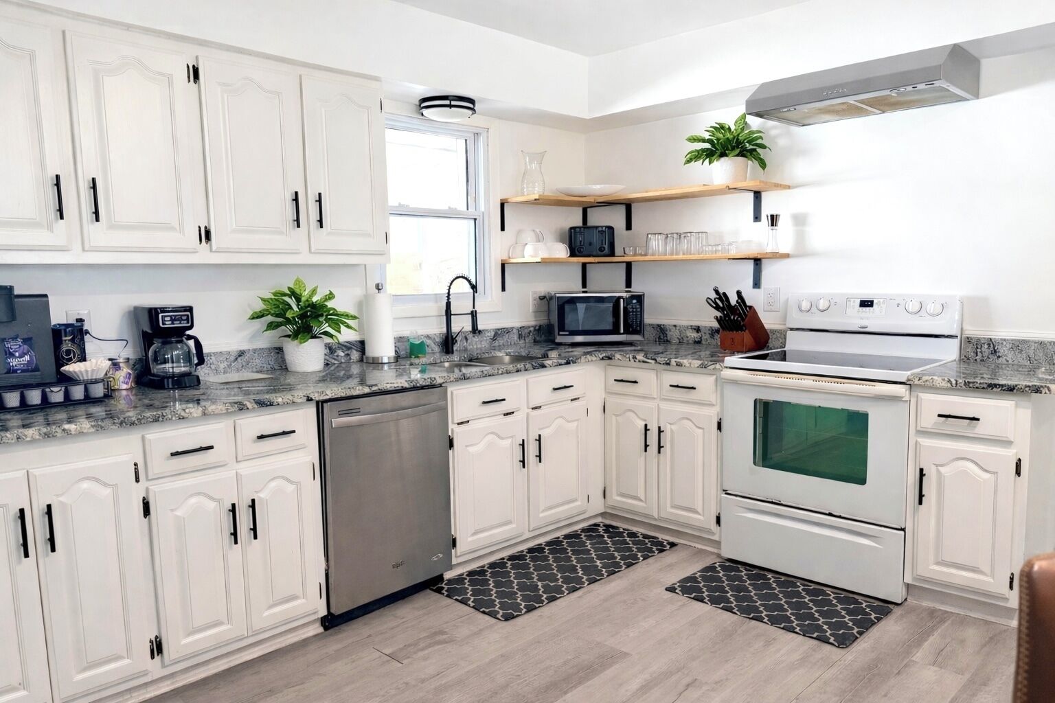 Frigorífico, microondas, horno y placa de cocina