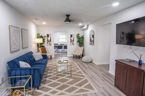 TV - Shea's Chalet - Cozy home in Monteagle, TN (Monteagle)