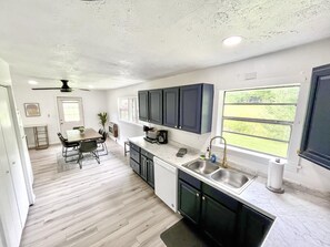 Fridge, microwave, oven, stovetop - Shea's Chalet - Cozy home in Monteagle, TN (Monteagle)
