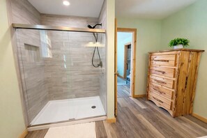 Een douche, handdoeken