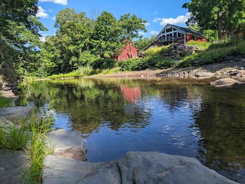 Spacious 5bd/3ba Catskills House w Pool, River/Lake Access, WiFi, A/C & Gameroom