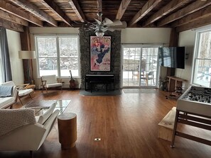 Games room - Spacious 5bd/3ba Catskills House w Pool, River/Lake Access, WiFi, A/C & Gameroom (West Kill)