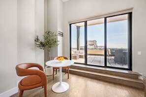 Dining - Downtown Penthouse 5bd VIEWS|Parking, Gym+Pool (Chicago)