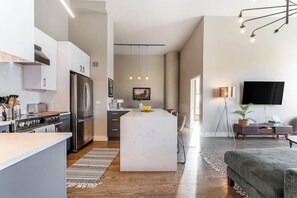 Interior - Downtown Penthouse 5bd VIEWS|Parking, Gym+Pool (Chicago)