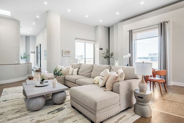 Smart TV, books - Downtown Penthouse 5bd VIEWS|Parking, Gym+Pool (Chicago)